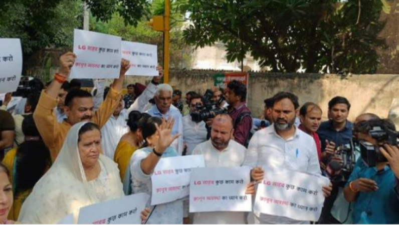 दिल्ली: हिरासत में लिए गए AAP विधायक, LG ऑफिस के सामने दे रहे थे धरना