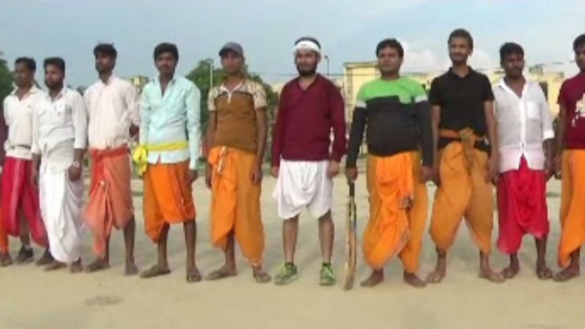 Unique cricket match played in Bihar, players seen in dhoti-kurta, commentary in Sanskrit