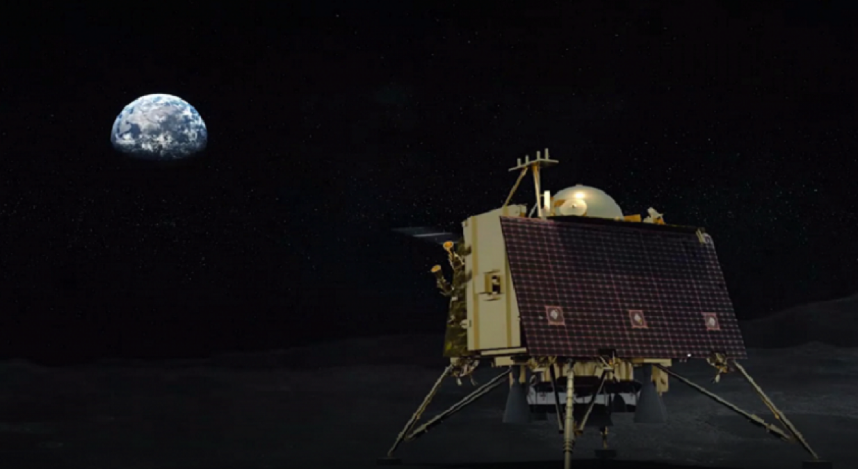 चाँद की अंतिम कक्षा में चंद्रयान-2 ने किया प्रवेश, आज यान से अलग होगा 'विक्रम लैंडर'