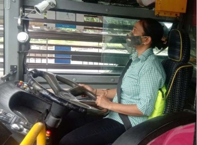 इंदौर में फिर रचा गया इतिहास, AICTSL बस चलाने वालीं MP की पहली महिला ड्राइवर बनीं रितु