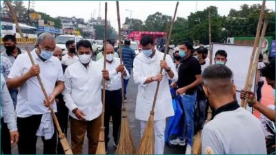 Cooperation in clean Indore: Sweepers were on leave, MLAs-DM sweeping with broom