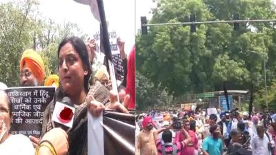 पाकिस्तान में सिख युवती को जबरन बनाया गया मुस्लिम, दिल्ली में पाक दूतावास के सामने लोगों ने जताया विरोध