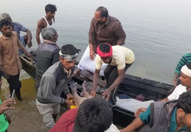 अचानक गंगा नदी में डूबी रेत से लदी नाव, 14 मजदूर लापता