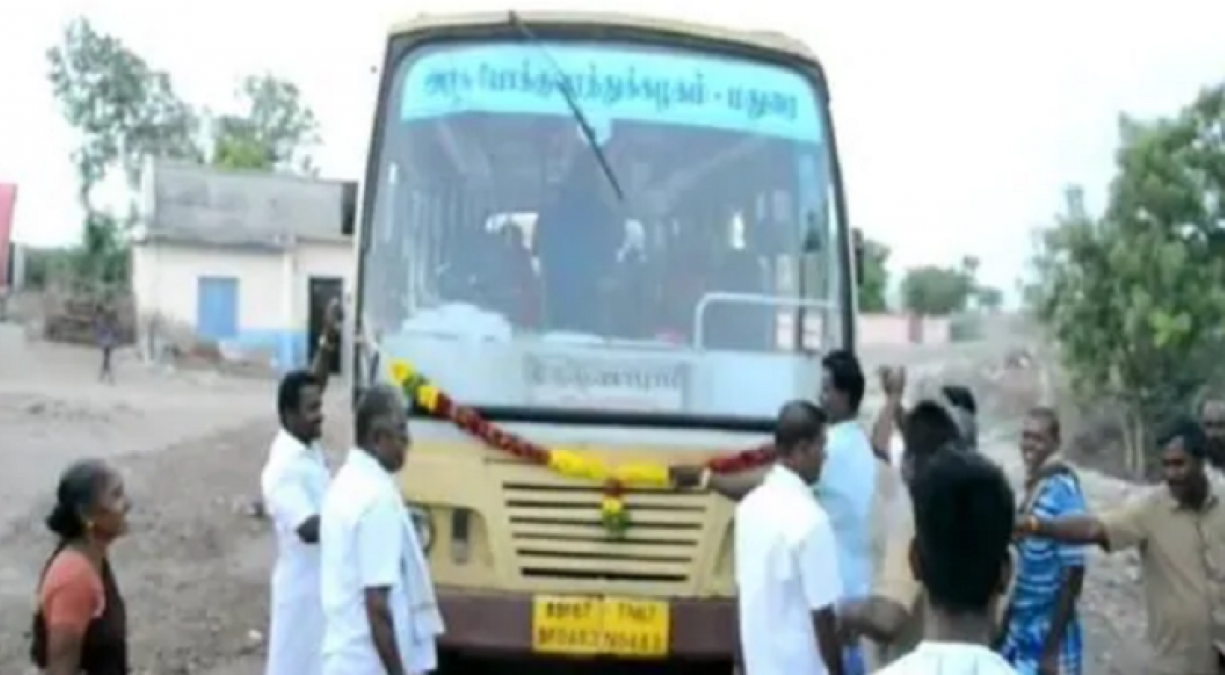 तमिलनाडु के इस गाँव में आज़ादी के बाद से पहली बार आज पहुंची बस, लोगों में मनाया जश्न
