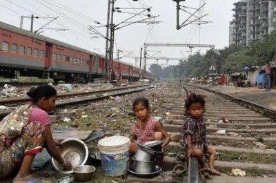 SC orders removal of slums around Delhi rail tracks, 48 thousand families to be 'homeless'