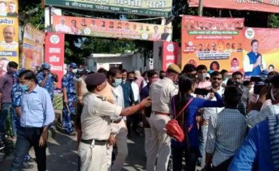 बिहार: CM आवास का घेराव करने पहुंचे शिक्षकों पर पुलिस ने भांजी लाठियां