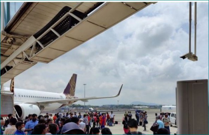 मुंबई एयरपोर्ट का टर्मिनल-2 अचानक खाली करने लगे लोग, पुलिस ने किया एलान तो आई जान में जान