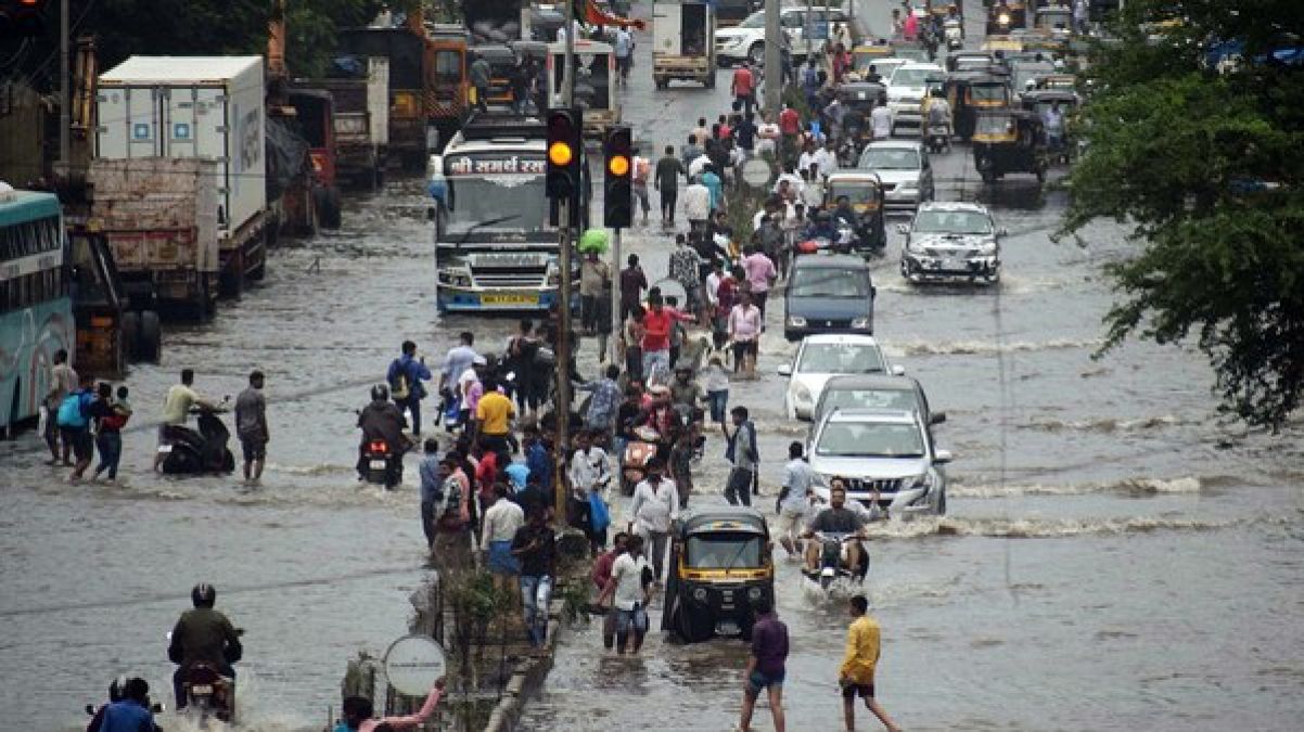 मुंबई में भारी बारिश से जनजीवन अस्त-व्यस्त, ऑरेंज अलर्ट जारी