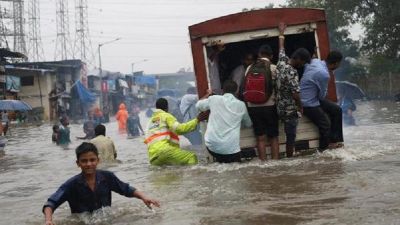 भीषण बारिश से थमी मुंबई की रफ्तार, ट्रेन और हवाई यातायात बाधित, गणेशोत्सव भी पड़ा फीका