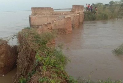 यूपी में बाढ़ की चपेट में आये कई गांव, गंगा नदी पर बनी पुलिया टूटकर बही