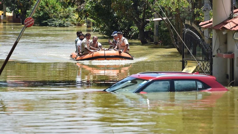 Heavy rain wreaked floods in Bengaluru, houses and vehicles submerged