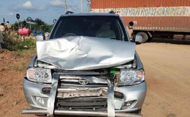 Narrow escape for TDP chief Chandrababu Naidu as car collides to avoid hitting cow