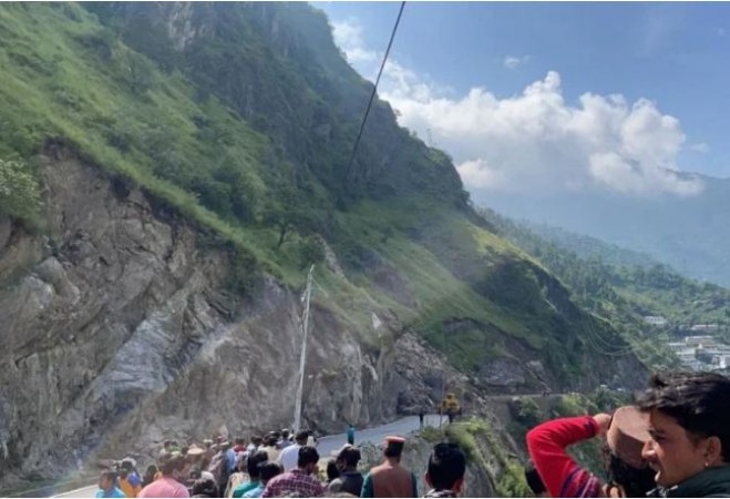 Video: Landslide again in Kinnaur, mountain breaks near Chandrabhaga river
