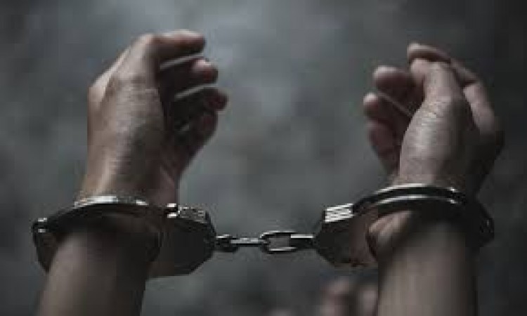 यूपी पुलिस और गुंडों के बीच हुई ताबड़तोड़ फायरिंग, 2 अपराधी गिरफ्तार
