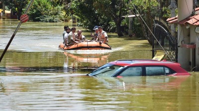 बाढ़ के पानी से तरबतर हुआ बेंगलुरु, डूब गए घर और वाहन