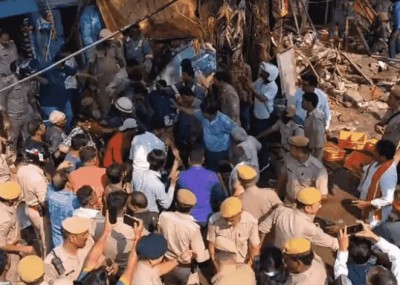 प्रयागराज: भारी बारिश के कारण घर की छत गिरी, 4 लोगों की मौत, CM योगी ने किया मुआवज़े का ऐलान