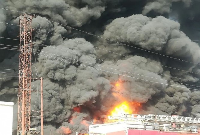 यूपी की दो केमिकल फैक्टरियों में लगी भयंकर आग, आसपास के इलाको को किया खाली