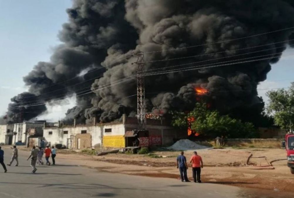 यूपी की दो केमिकल फैक्टरियों में लगी भयंकर आग, आसपास के इलाको को किया खाली