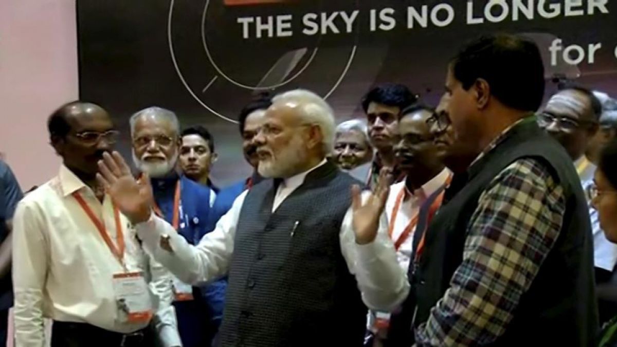 चंद्रयान 2: इसरो में मायूसी छाने पर पीएम मोदी ने बढ़ाया वैज्ञानिकों का हौसला