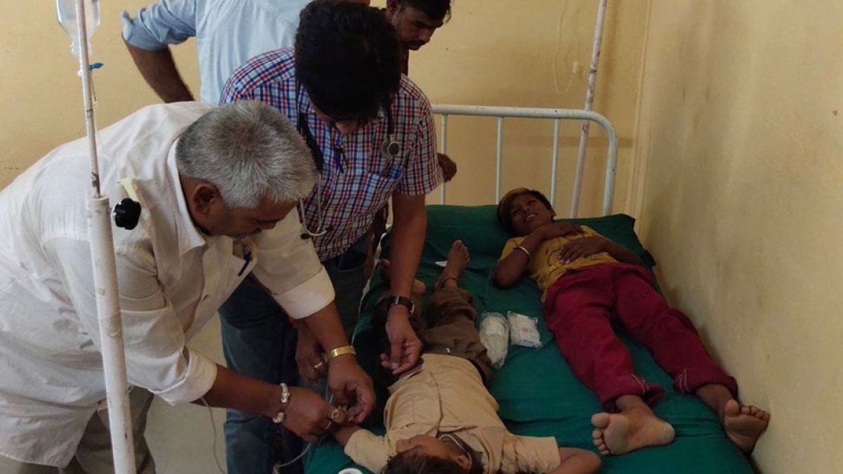 Rajasthan: Patients increased in hospital due to heavy rain, doctor forced to treat on floor
