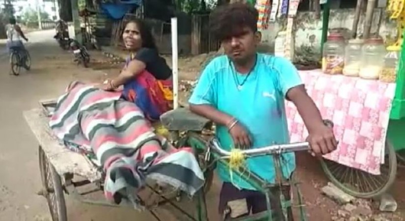Son forced to take father's dead body on cart, you will cry after watching video