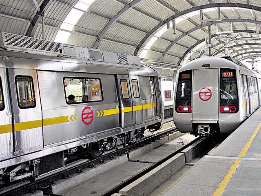 दिल्ली में मेट्रो के आगे कूदकर महिला ने की खुदकुशी