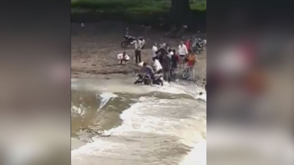 Torrential rain disrupted life in Ujjain, people crossing bridge risking their lives