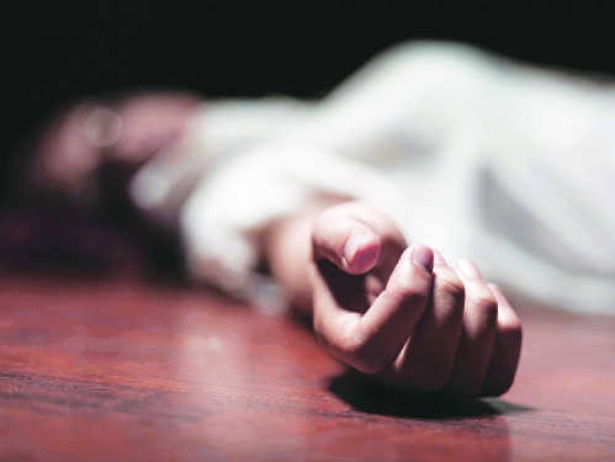 Woman commits suicide by jumping in front of metro in Delhi