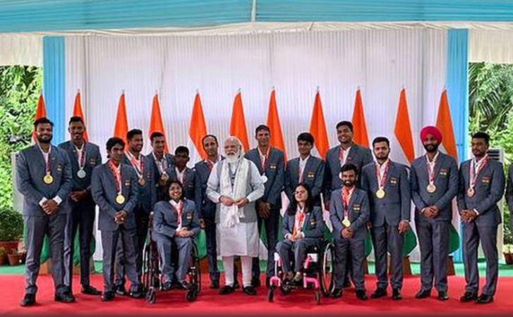 Indian Paralympic team honored by PM Modi at his residence, got spectacular 'Return Gift'