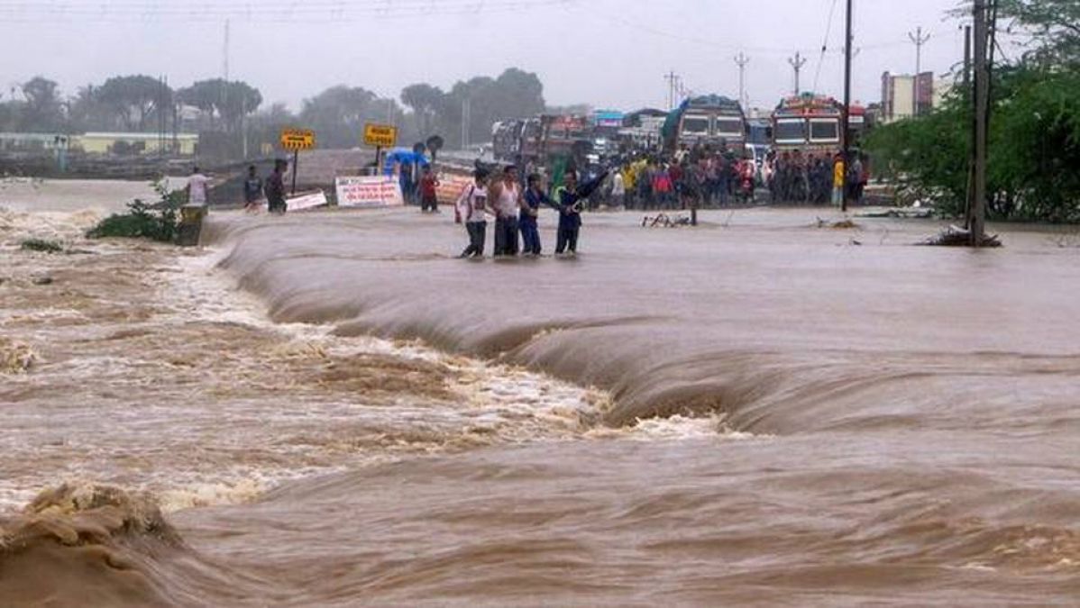 गुजरात में पिछले 24 घंटों में हुई मूसलाधर बारिश, सभी डैम और नदी-नाले उफान पर