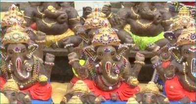 Bhopal: These sculptors are making idols of Lord Ganesh from cow dung