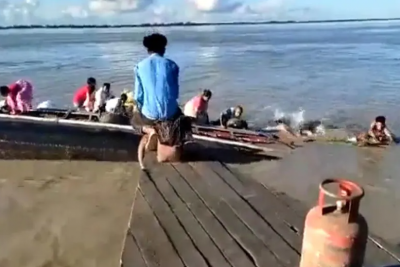 चिल्लाते लोग, डूबती नाव..., सामने आया असम नाव हादसे का भयावह Video