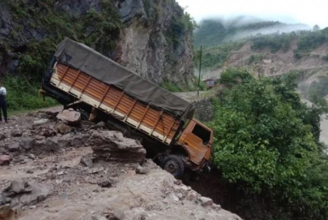 Torrential rain created stir in Uttarakhand, JCB fell in the river, many roads were blocked
