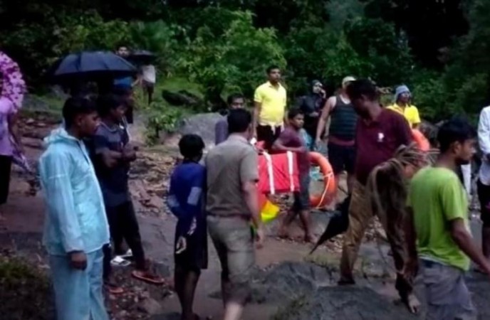 Odisha: Boat carrying 12 people capsizes in Kutumpali river, JE missing