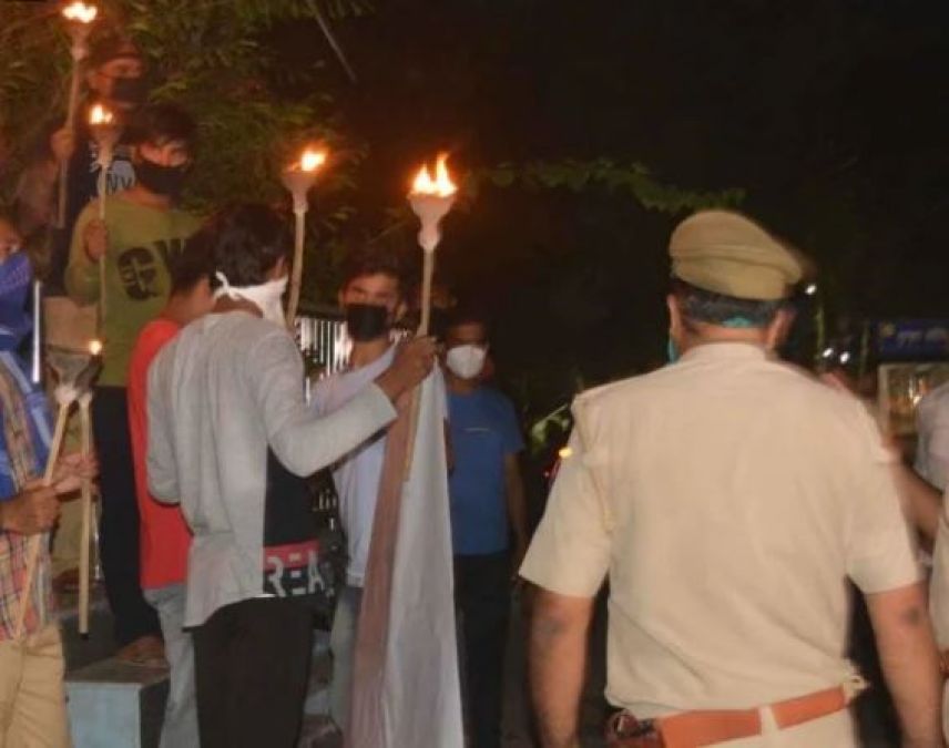 Congressmen take out candle march against unemployment in Uttar Pradesh