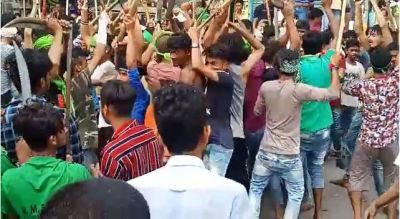 VIDEO: मुहर्रम के जुलुस में युवक ने लहराई पिस्तौल, मूक दर्शक बनी रही पुलिस