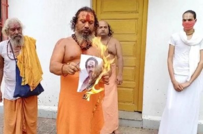 Ayodhya's 'Mahant' comes in support of Kangana, set Uddhav Thackeray's photo on fire