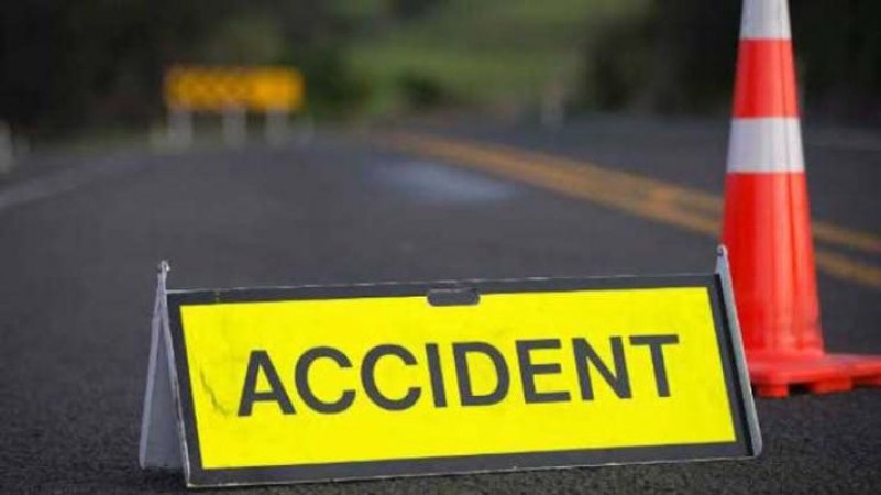 Two cars collide in Kasganj, 3 died, 5 injured
