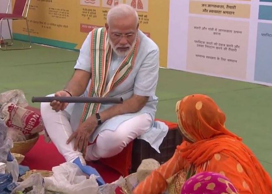 PM Modi sat on the ground with women scavengers, sorts garbage with his hands