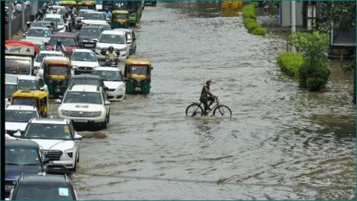 दिल्ली NCR में जोरदार बारिश, बादलों की गड़गड़ाहट के बीच लुढ़का पारा