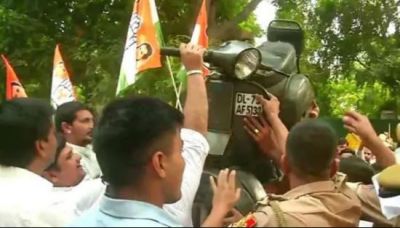 Motor Vehicle Act: Youth Cong stages protest outside Gadkari's residence in Delhi