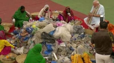 मथुरा : महिला सफाईकर्मियों के साथ जमीन पर बैठें पीएम मोदी, अपने हाथों से छांटा कचरा