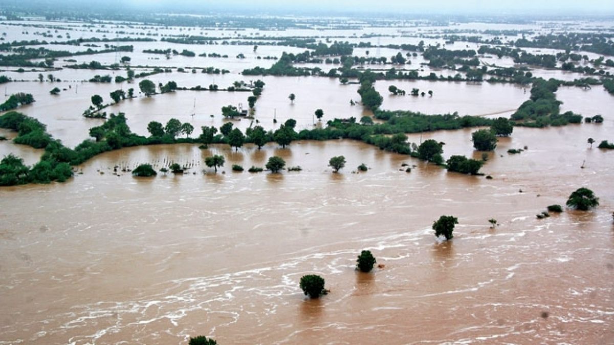 Heavy rains in Gujarat; Roads submerged, flood threat in many villages