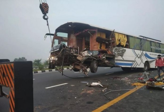 उत्तर प्रदेश में हुई दर्दनाक सड़क दुर्घटना, ट्रक में पीछे से घुसी डबल डेकर बस