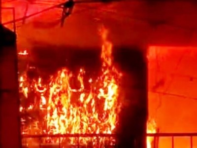औरंगाबाद में कपड़े की दूकान में भड़की भीषण आग, 50 लाख का माल जलकर ख़ाक