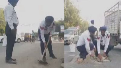 Two traffic policemen from Punjab are filling pit themselves
