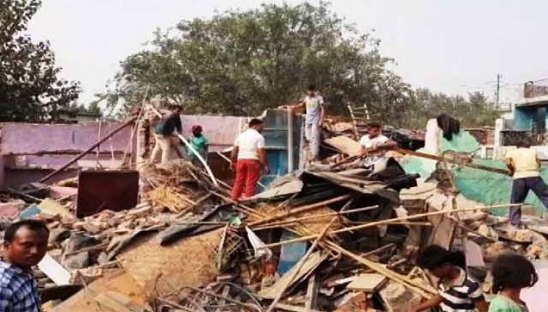 Thousands of people got homeless in Delhi, Administration demolished many slums