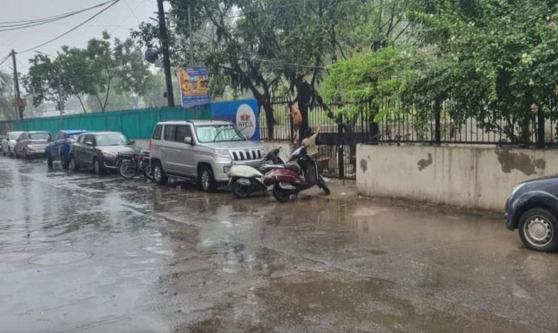 दिल्ली-NCR में अचानक बदला मौसम, यूपी-हरियाणा में भी अच्छी बारिश के आसार