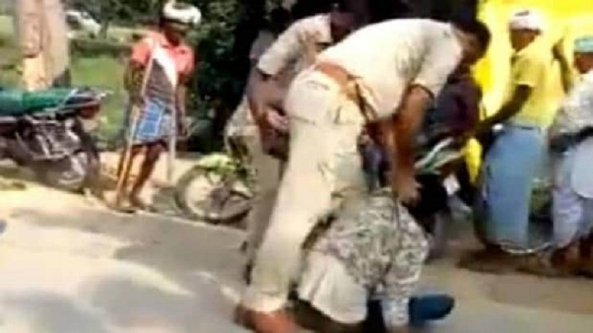 VIDEO: यूपी में पुलिस की बर्बरता, ट्रैफिक नियम तोड़ने पर शख्स को लात घूंसो से पीटा