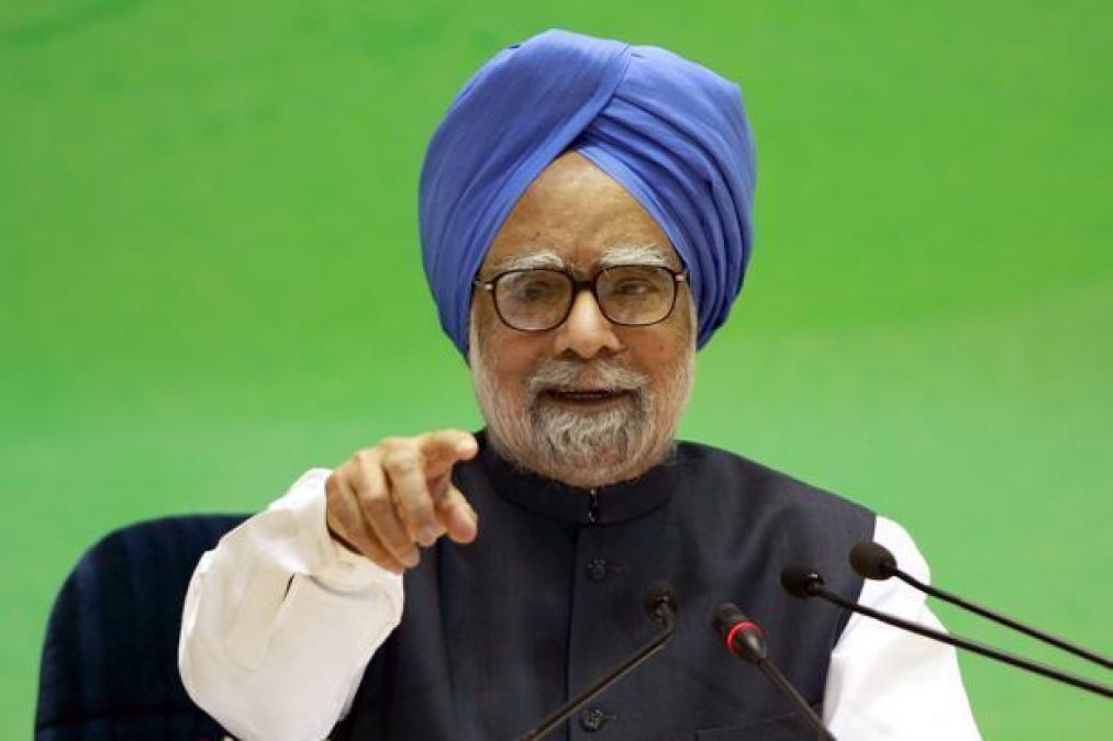 Former PM Manmohan Singh warns the Modi government about the country's economic condition